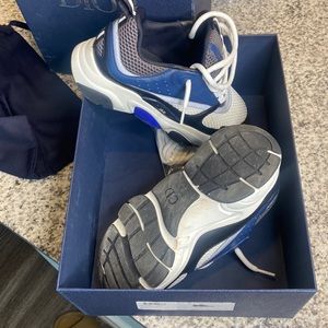 Do you wear sneakers men’s size 39